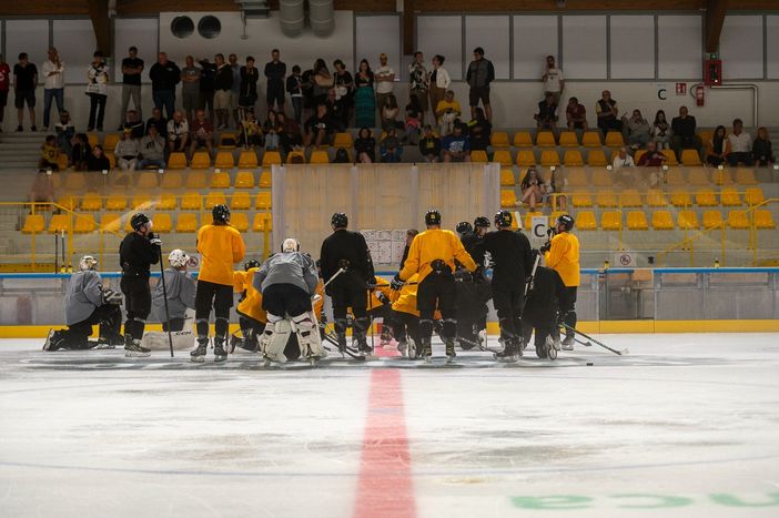 Il primo applauso della nuova stagione per i Mastini campioni da parte dei 200 incredibili tifosi arrivati all'Acinque Ice Arena (foto Alessandro Galbiati)