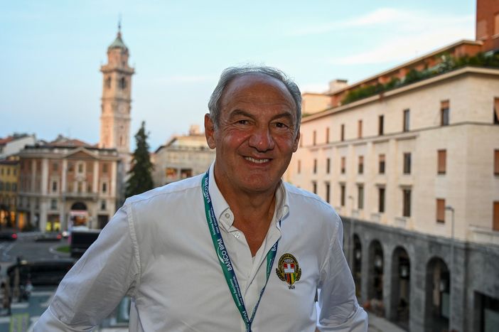 Renzo Oldani, patron della Binda, sul balcone di piazza Monte Grappa dopo l'edizione numero 102 della Tre Valli vinta dal belga Ilan Van Wilder (foto Alessandro Umberto Galbiati)