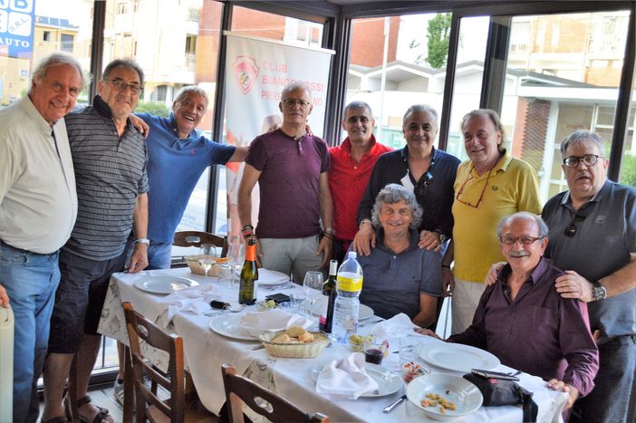 Foto di gruppo per i grandi ex Varese al Cuor di Sasso di viale Borri a Varese (foto Ezio Macchi)