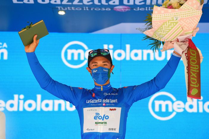 Al Giro il cielo è sempre più blu. Anzi, azzurro: Albanese indossa la maglia da leader del GPM