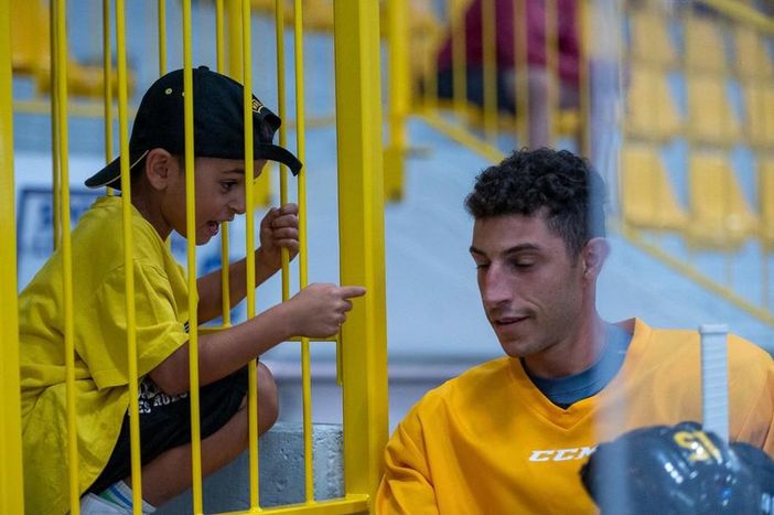 Gianluca Tilaro vicino a uno dei suoi piccoli fan (foto Alessandro Umberto Galbiati) Gianluca Tilaro vicino a uno dei suoi piccoli fan (foto Alessandro Umberto Galbiati)