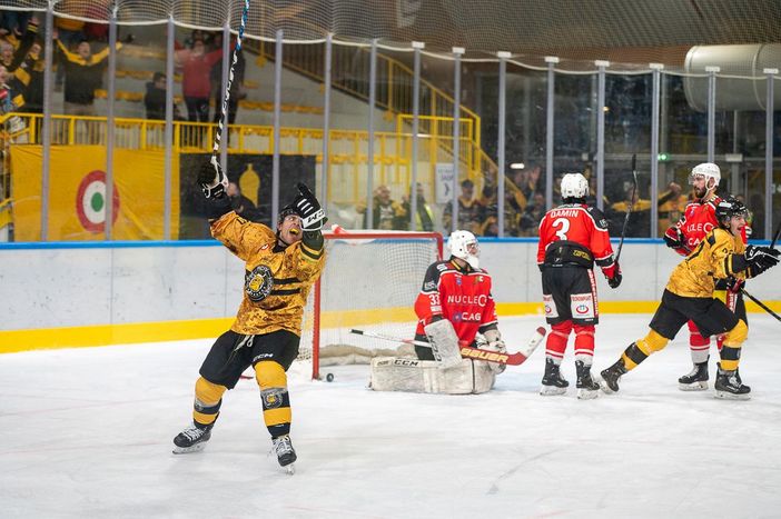 Michael Mazzacane, come l'anno scorso, segna i gol decisivi della qualificazione alle Final Four: in foto l'esultanza dopo l'1-0 (foto di Alessandro Umberto Galbiati) Michael Mazzacane, come l'anno scorso, segna i gol decisivi della qualificazione alle Final Four: in foto l'esultanza dopo l'1-0 (foto di Alessandro Umberto Galbiati)