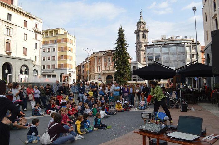 LE IMMAGINI. Il centro di Varese si riempie di festa e solidarietà. Con "Un Sorriso per il Ponte"