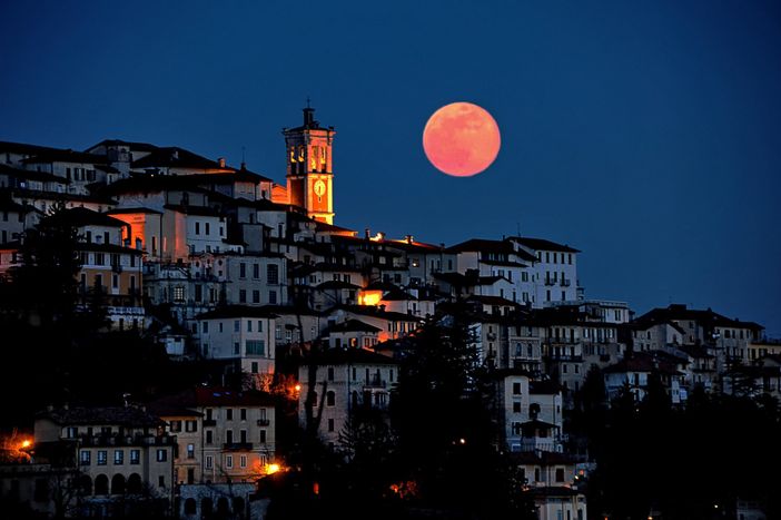 La foto della Luna al Sacro Monte sulla pagina Facebook "Associazione amici del Sacro Monte" La foto della Luna al Sacro Monte sulla pagina Facebook "Associazione amici del Sacro Monte"