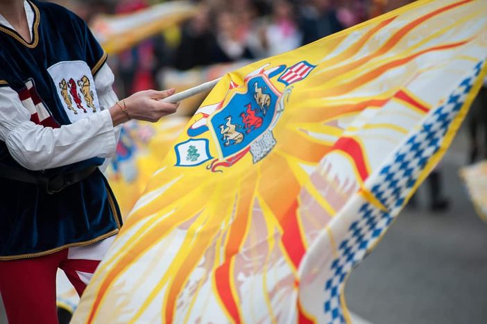 Gli sbandieratori di Somma saranno protagonisti domenica a Cavaria (foto dal Comune di Somma)