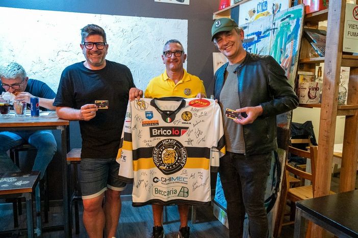 Il presidente Bino e il ds Malfatti con le tessere numero 1 e 2 di Mastini Forever (Photosport &amp; More)