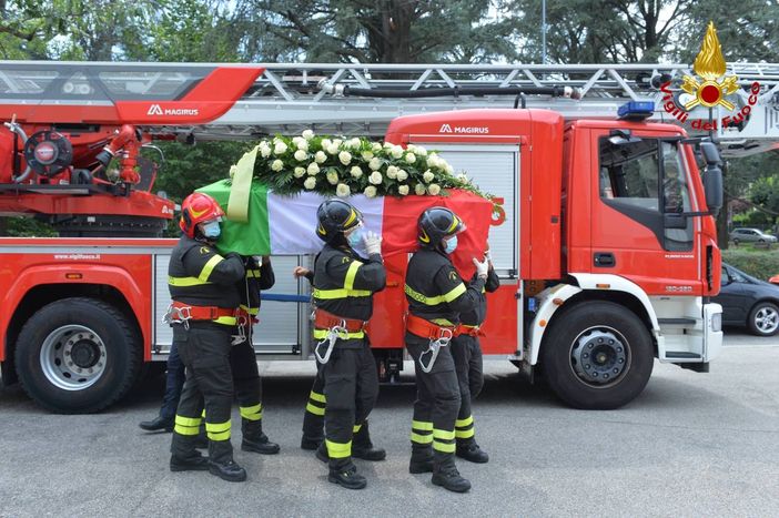«Ciao Gennaro ti porteremo sempre nel nostro cuore». I vigili del fuoco salutano il direttore speciale De Filippis «Ciao Gennaro ti porteremo sempre nel nostro cuore». I vigili del fuoco salutano il direttore speciale De Filippis