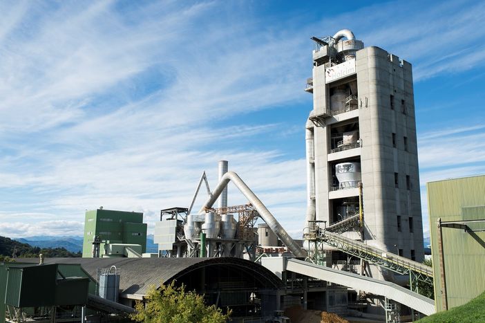 Lo stabilimento della Holcim Lo stabilimento della Holcim