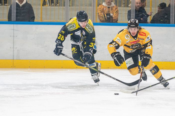 A sinistra William Mäkinen, 29 anni il prossimo 19 giugno, duella con Crivellari: entrambi si ritroveranno ad agosto compagni di squadra nei Mastini (foto Galbiati) A sinistra William Mäkinen, 29 anni il prossimo 19 giugno, duella con Crivellari: entrambi si ritroveranno ad agosto compagni di squadra nei Mastini (foto Galbiati)