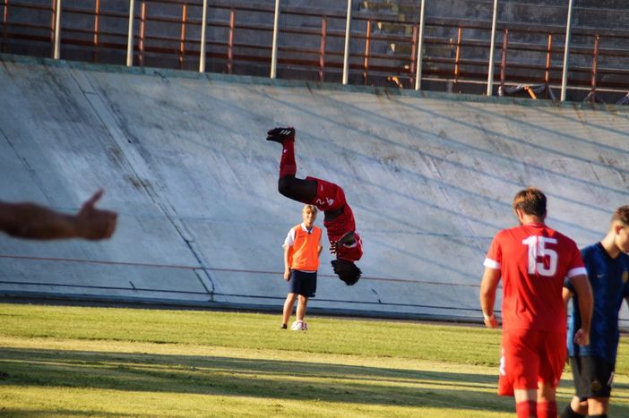 Mamah, uno dei più in forma del precampionato, vola dopo un gol al Franco Ossola (foto Ezio Macchi)