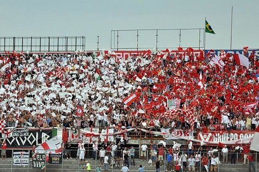 Il popolo biancorosso nei distinti per il ritorno in B del 2010: domenica la gente del Varese torna a incitare dal vivo la squadra Il popolo biancorosso nei distinti per il ritorno in B del 2010: domenica la gente del Varese torna a incitare dal vivo la squadra