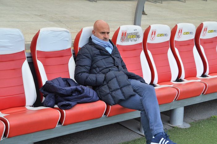 Sassarini da solo in panchina nella foto di Ezio Macchi