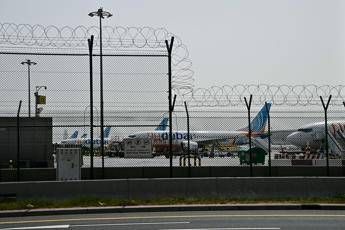 Dubai, aeroporto riapre dopo stop per droni Iran: primi voli stasera Dubai, aeroporto riapre dopo stop per droni Iran: primi voli stasera