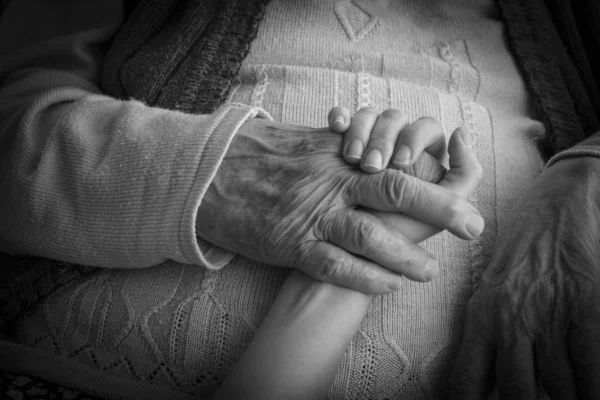 LA RIFLESSIONE - Il ferragosto degli "invisibili" e il bisogno di un calore che non è quello del sole...