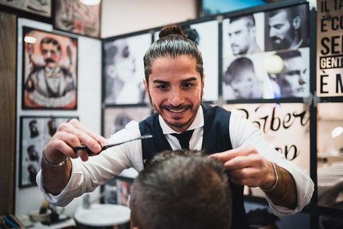 Farouk Zarzouri, titolare del salone Parrucchieri in Varese FZ in Galleria Manzoni (servizio a cura di Elena Zoja) Farouk Zarzouri, titolare del salone Parrucchieri in Varese FZ in Galleria Manzoni (servizio a cura di Elena Zoja)