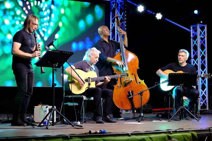 Manomanouche. Nelle foto sotto: Miss Sugarpie Lara Ferrari & i suoi Candy men e Claudio Fasoli Manomanouche. Nelle foto sotto: Miss Sugarpie Lara Ferrari & i suoi Candy men e Claudio Fasoli