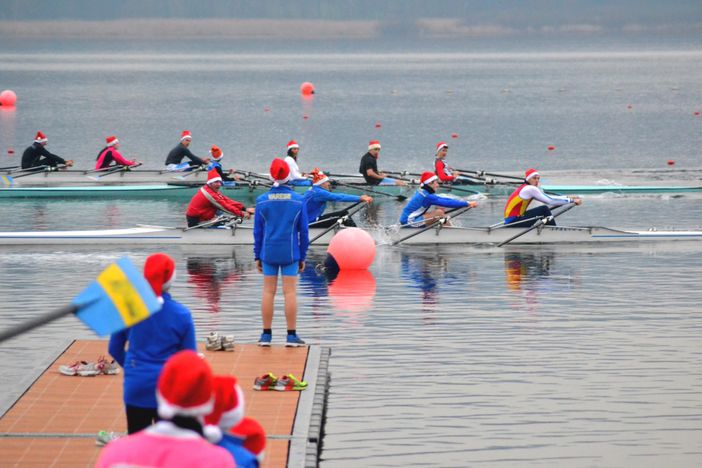 In barca con il cappello da Babbo Natale: tutto pronto per la festa della Canottieri Varese