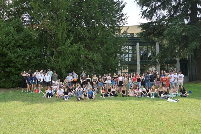 Un momento di socializzazione nel parco Liuc. Sotto, foto di gruppo degli studenti internazionali