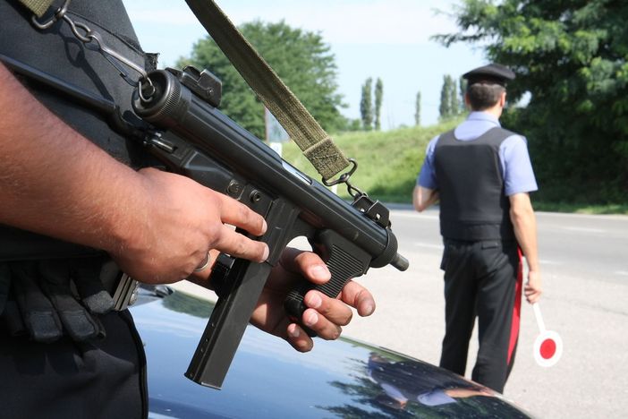 Non si ferma all'alt e si scontra contro l'auto dei carabinieri: giovane arrestato