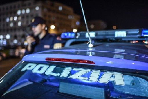 Sorpresi a bere birra in strada dopo il coprifuoco. La polizia li controlla e loro reagiscono con calci e pugni