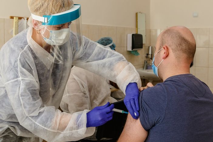 Vaccini, quasi metà provincia di Varese con la prima dose. Ecco i dati comune per comune