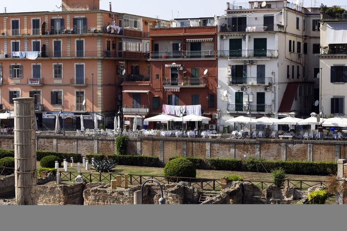 Terremoto: paura e gente in strada, bottiglie e articoli a terra in supermercati Terremoto: paura e gente in strada, bottiglie e articoli a terra in supermercati