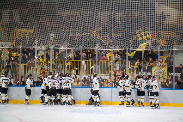 Acinque Ice Arena in delirio per il 5-2 dei Mastini al Dobbiaco: il Varese è sempre primo (foto Alessandro Umberto Galbiati - Photosport &amp; More)