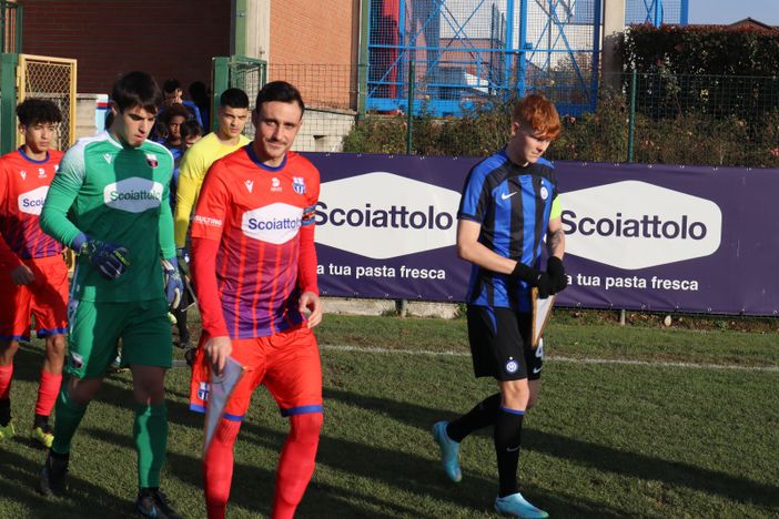 Capitan Poesio e la Varesina, scesi in campo ieri contro la primavera dell'Inter