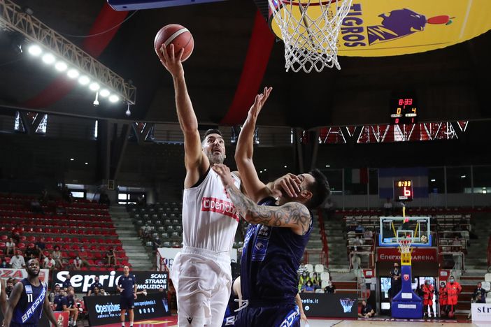 Scola a canestro nella foto di Alberto Ossola - Pallacanestro Varese Scola a canestro nella foto di Alberto Ossola - Pallacanestro Varese