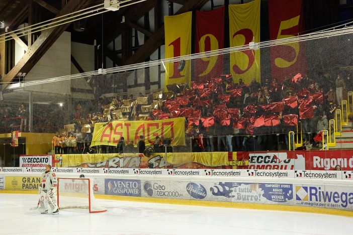 La caldissima curva dell'Asiago (foto Fisg.it)