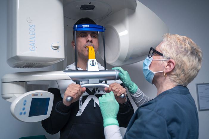 Implantologia dentale per ritrovare il sorriso: l’approccio Zenadent