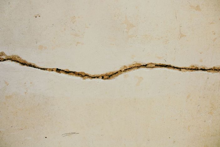 Scopri come risolvere definitivamente il problema delle crepe nel pavimento: ecco le soluzioni che offre Konsolida srl