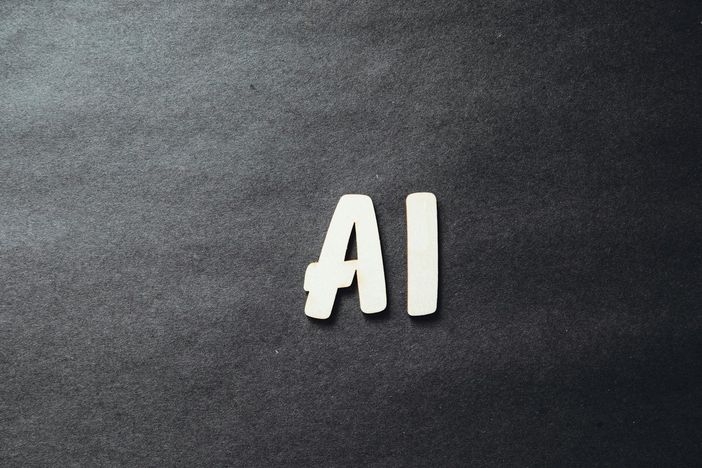 Il dibattito sull’AI nei social media: il team di Postpickr analizza rischi e opportunità