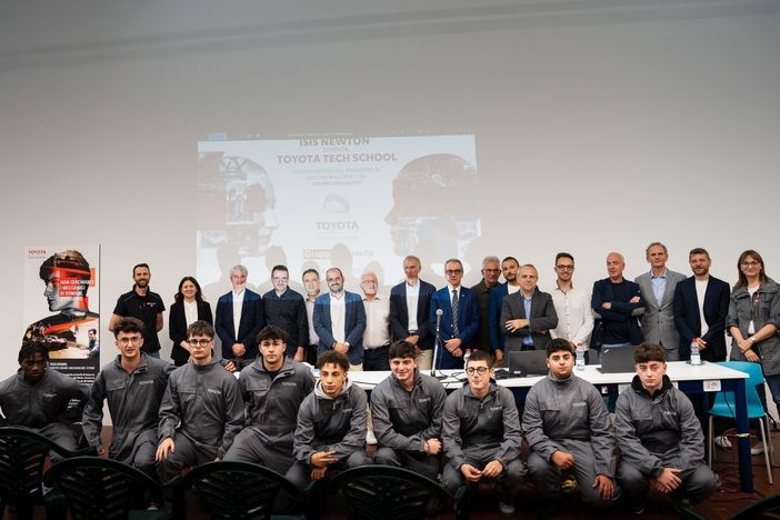 I meccanici del futuro dell'Isis Newton di Varese si mettono alla prova durante il loro percorso scolastico grazie al progetto Toyota Tech School. Sotto i referenti del progetto e gli ospiti dell'Isis con il dirigente scolastico Marzagalli e il sindaco Galimberti