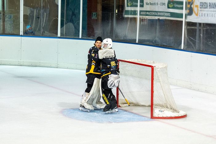 Perla abbraccia Matonti dopo l'ultimo derby a Como: due grandi numeri 1 per un ideale passaggio di consegne