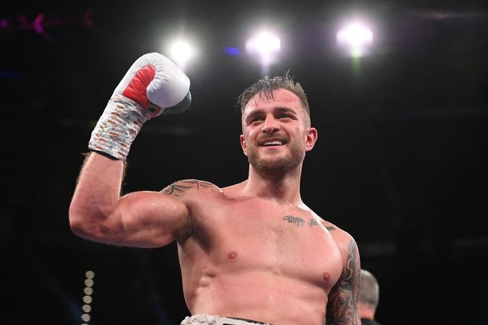 Ivan Zucco sfiora l’impresa in Inghilterra: fermato al decimo round da Simpson. Che si prende il titolo europeo dei Supermedi Ivan Zucco sfiora l’impresa in Inghilterra: fermato al decimo round da Simpson. Che si prende il titolo europeo dei Supermedi