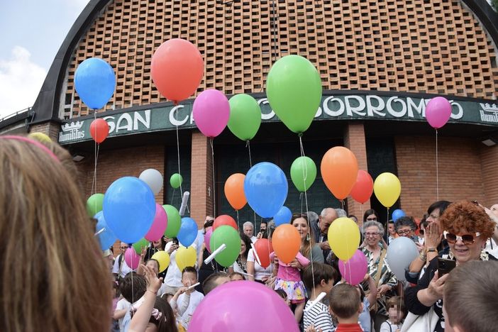 I palloncini prendono il volo davanti alla chiesa di San Carlo a Varese in direzione Venezia. Sotto in gallery alcuni dei disegni atterrati in Laguna dopo il lungo volo iniziato nei cieli della Città Giardino