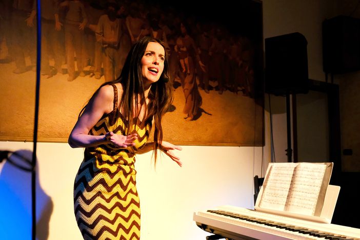 L'artista varesina Mariangela Martino, irresistibile e unica