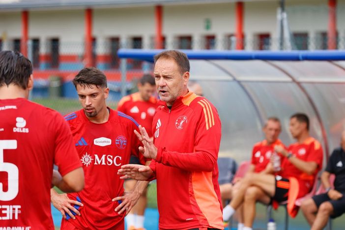 I consigli di Spilli ai suoi oggi a Vedano contro il Saronno (foto Scaringi - Varesina Calcio)