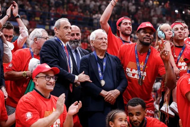 Giorgio Armai, insieme a coach Ettore Messina, festeggia uno dei tanti scudetti (foto RealOlimpiaMilano)
