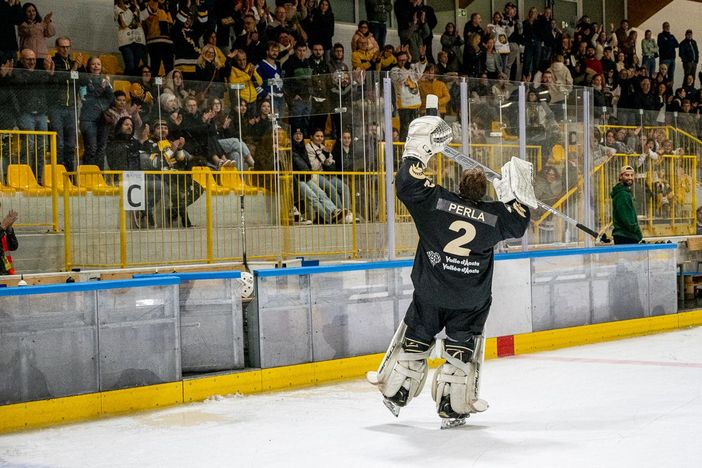 Rocco Perla applaudito dall'Acinque Ice Arena a fine gara, dopo la vittoria in amichevole dell'Aosta che in porta schiera l'ex portiere dei trionfi gialloneri (Fotografia Galbiati) Rocco Perla applaudito dall'Acinque Ice Arena a fine gara, dopo la vittoria in amichevole dell'Aosta che in porta schiera l'ex portiere dei trionfi gialloneri (Fotografia Galbiati)