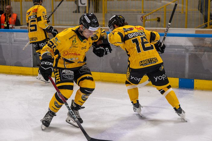 Nel balletto finale tra Terzago e Bastille c'è tutto. I Mastini si divertono, e noi con loro (Foto Galbiati) Nel balletto finale tra Terzago e Bastille c'è tutto. I Mastini si divertono, e noi con loro (Foto Galbiati)