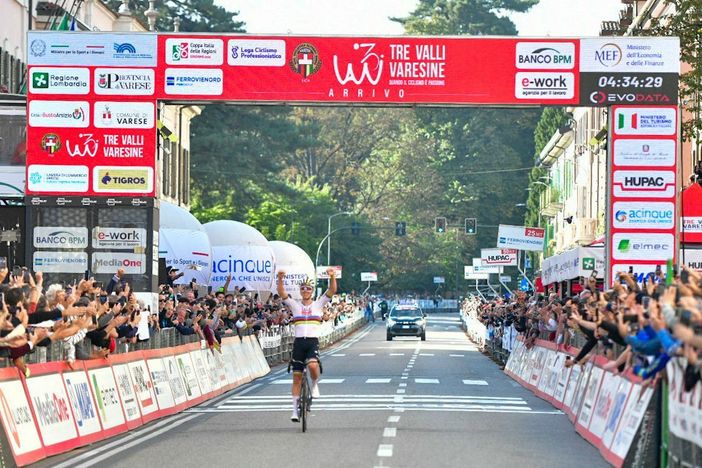 Tadej Pogacar esulta in via Sacco: è sua la Tre Valli Varesine 2025 Tadej Pogacar esulta in via Sacco: è sua la Tre Valli Varesine 2025