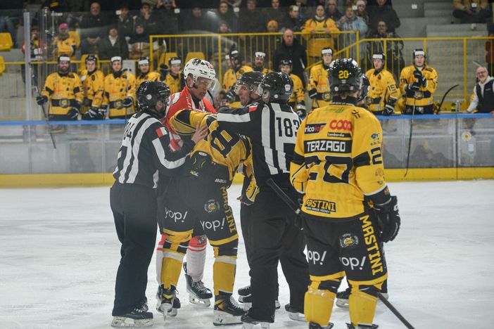 Bastille sale sul ring di via Albani con Atamanchuk (Foto Alberto Bernasconi)