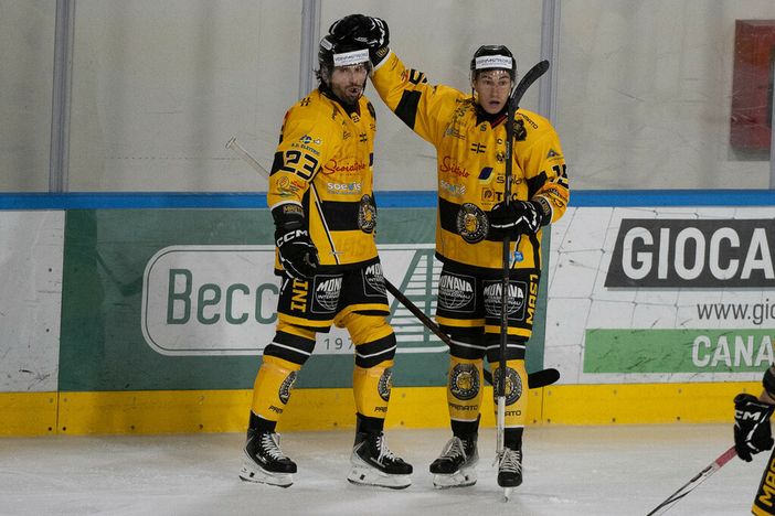 Torna il killer Tilaro, a destra mentre si complimenta con Marcello Borghi (foto Galbiati) Torna il killer Tilaro, a destra mentre si complimenta con Marcello Borghi (foto Galbiati)