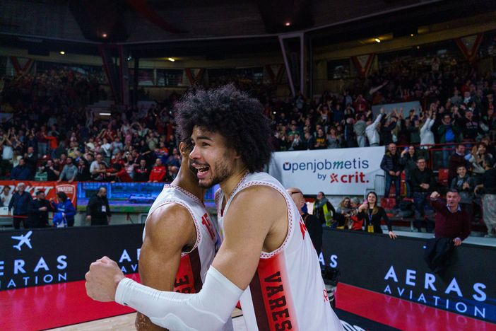 Olivier Nkamhoua abbraccia Renfro: Varese ha vinto