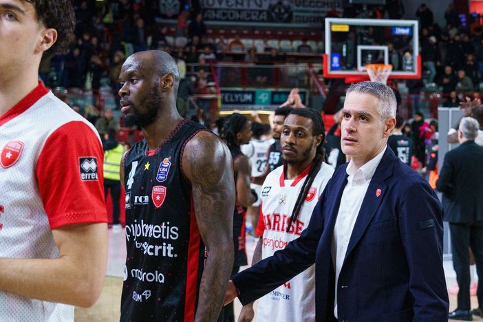 Moore, Kastritis, addirittura c'era ancora Moody: facce tristi all'andata a Masnago contro Udine (foto Averna)