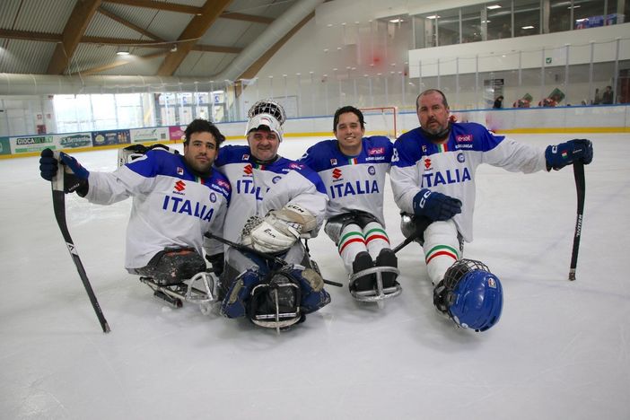 I varesini della Polha in pista con la Nazionale di para ice hockey: da sinistra Gabriele Lanza, Santino Stillitano, Alessandro Andreoni e Roberto Radice
