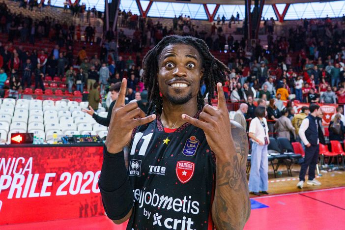 L'eroe di Varese-Sassari: Ike Iroegbu L'eroe di Varese-Sassari: Ike Iroegbu