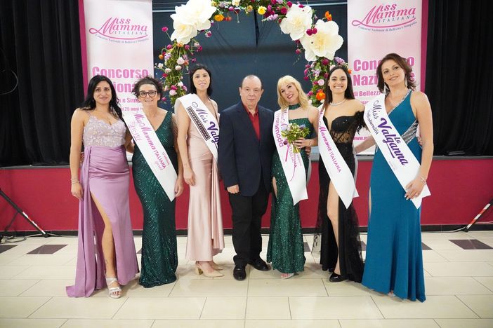Le cinque mamme miss di Varese premiate, in compagnia di Paolo Teti e Maria Raimondo Le cinque mamme miss di Varese premiate, in compagnia di Paolo Teti e Maria Raimondo